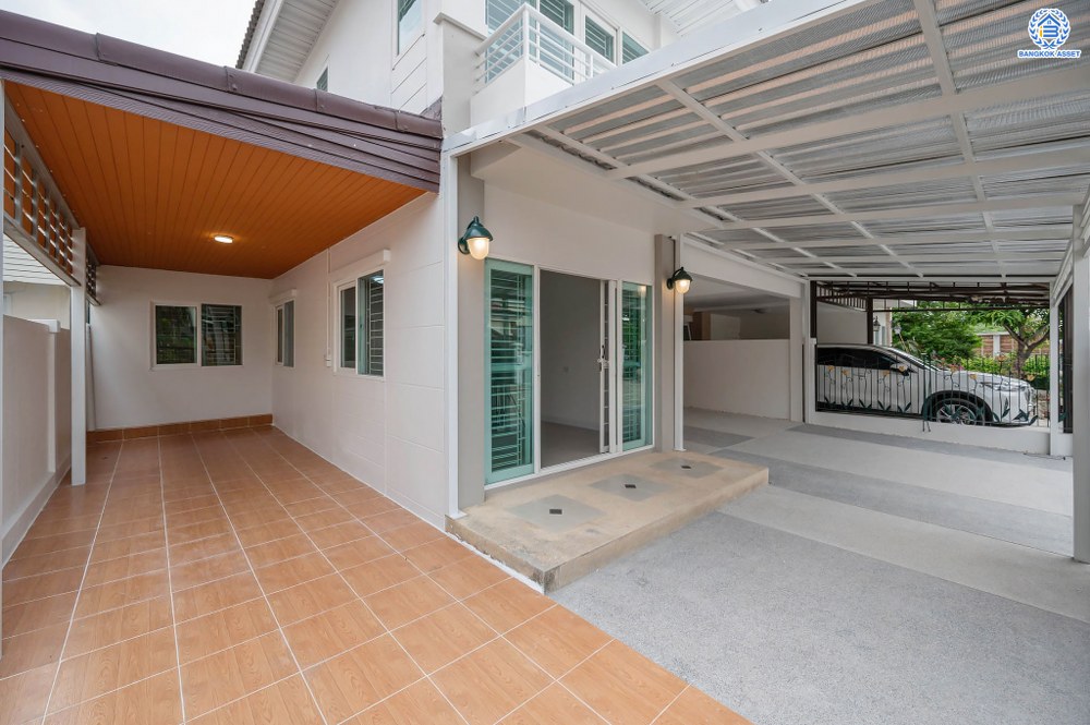 บ้านมือสองตกแต่งใหม่ โครงการ ศุภาลัยวิลล์ ราชพฤกษ์-บางบัวทอง เนื้อที่ 38.1 ตร.ว. พื้นที่ใช้สอยเยอะกว่า 184.98 ตร.ม. ตอบโจทย์ทุกการอยู่อาศัย ฟังก์ชัน 3 ห้องนอน 2 ห้องน้ำ 2 ที่จอดรถ บนทำเลเชื่อมต่อ รถไฟฟ้าสายสีม่วง "สถานีบางพลู" รายล้อมด้วยสิ่งอำนวยความสะดวกมากมาย